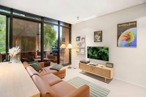 墨尔本Southside urban oasis的客厅里有一张沙发和一台电视