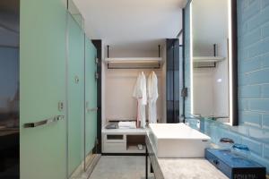 YisuheにあるEcharm Hotel Xiangtan Yichuanhe Branchの白い洗面台と鏡のあるバスルーム
