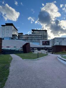 vista su un edificio con edifici sullo sfondo di Tapiola Oak Apartment a Espoo