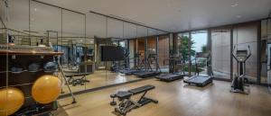 una palestra con un mucchio di attrezzi ginnici di Princes' Palace Resort, Buyukada a Adalar