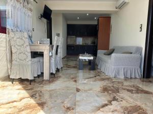 Gallery image of BAZAKOS’ LUXURY SEA FRONT APARTMENT in Fourni Ikarias