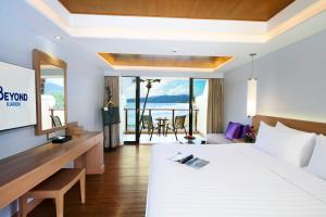ein Schlafzimmer mit Bett und Blick auf das Meer in der Unterkunft Beyond Karon in Karon Beach