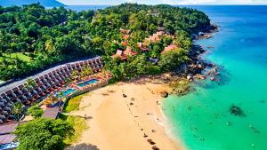 eine Luftaufnahme eines Resorts an einem Strand in der Unterkunft Beyond Karon in Karon Beach