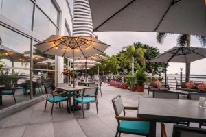 Restaurace v ubytování Wyndham Guayaquil, Puerto Santa Ana