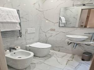 Koupelna v ubytování Cuma Suites