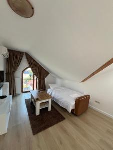 a bedroom with a bed and a table at Apartment in the Villa Northern Dreams #3 PARKING INCLUDED IN PRICE in Timişoara
