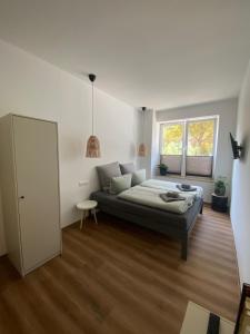 una camera da letto con un letto e una finestra di Sun & Moon Apartments Erfurt a Erfurt