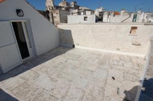 an empty patio with a building in the background at Domus Aurea in Martina Franca