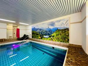 una piscina con un mural de montaña en la pared en Bergsonne B15 Montana Haus, en Oberstdorf