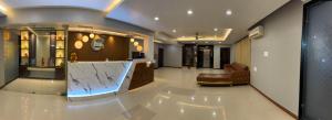 达曼Areca Palms Hotel & Resort的大厅,大楼内有一个大理石柜台