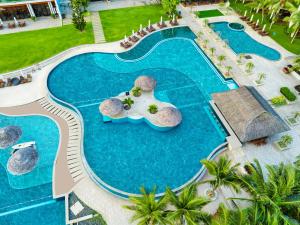 Bazén v ubytování Vietsovpetro Ho Tram Beach Resort & Spa nebo v jeho okolí