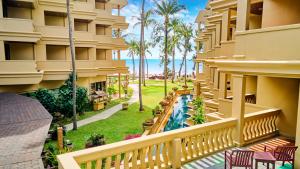 Apartment mit Balkon, Pool und Palmen in der Unterkunft Beyond Kata in Kata Beach