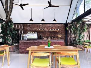 ein Esszimmer mit einem Holztisch und Stühlen in der Unterkunft Lubdhaka Canggu in Canggu