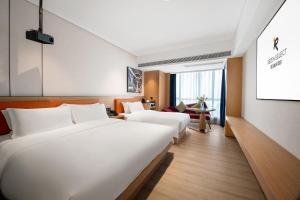 Letto o letti in una camera di Rezen Select Hotel guagnzhou Baiyun International Airport T2 Canton Fair Certificate Application & Free Shuttle