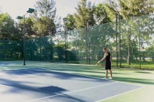 Tenis a/nebo squash v ubytování Vietsovpetro Ho Tram Beach Resort & Spa nebo okolí