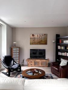 ポーにあるL'Ossau - Rare et Atypique - Parking Privéのソファとコーヒーテーブルのあるリビングルーム +12枚の写真