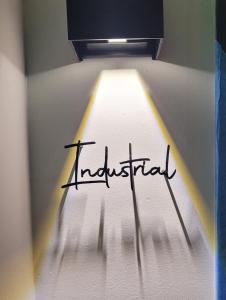 ein Licht an einer Wand mit der Aufschrift „natürlich“ in der Unterkunft Industrial - Le Petit Bati in Volos