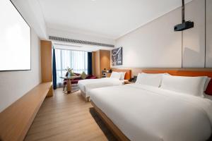 Letto o letti in una camera di Rezen Select Hotel guagnzhou Baiyun International Airport T2 Canton Fair Certificate Application & Free Shuttle