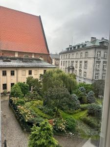 vistas al jardín de una ciudad con edificios en Selected Apartments by market square, en Cracovia