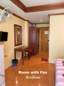 TV a/nebo společenská místnost v ubytování Koh Chang Hut Hotel