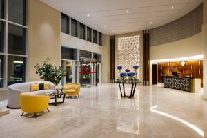Grand Millennium Al Wahda Hotel and Executive Apartments Abu Dhabi的休息区