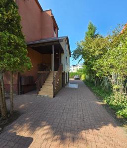 ビャウィストクにあるHostel J5の家の前にレンガの私道がある家