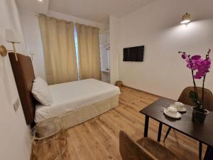 Postel nebo postele na pokoji v ubytování Cuma Suites