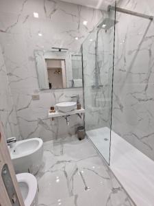 Koupelna v ubytování Cuma Suites