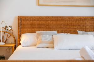 Ein Bett oder Betten in einem Zimmer der Unterkunft MEDANO4YOU Casa La Inglesa 5