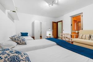 Ein Bett oder Betten in einem Zimmer der Unterkunft MEDANO4YOU Casa La Inglesa 5