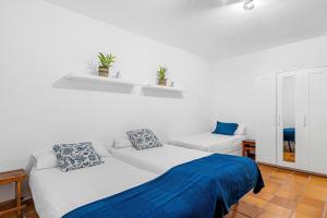 Ein Bett oder Betten in einem Zimmer der Unterkunft MEDANO4YOU Casa La Inglesa 5