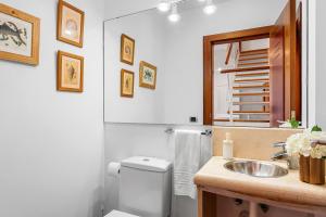 Ein Badezimmer in der Unterkunft MEDANO4YOU Casa La Inglesa 5