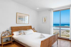 ein Schlafzimmer mit einem Bett mit Blick auf das Meer in der Unterkunft MEDANO4YOU Casa La Inglesa 5 in El Médano