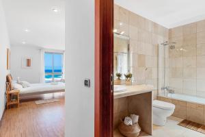 Ein Badezimmer in der Unterkunft MEDANO4YOU Casa La Inglesa 5