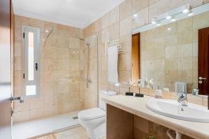 Ein Badezimmer in der Unterkunft MEDANO4YOU Casa La Inglesa 5