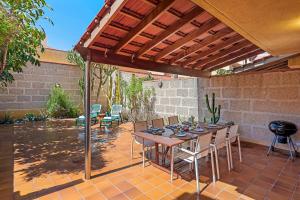 Ein Patio oder anderer Außenbereich in der Unterkunft MEDANO4YOU Casa La Inglesa 5