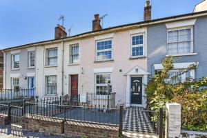 an old house with a fence in front of it at Winchester City House in Winchester