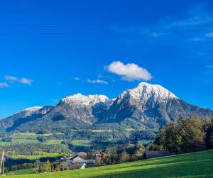 Vista generica sulle montagne o vista sulle montagne dall'interno dell'appartamento