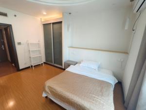 Postel nebo postele na pokoji v ubytování 上海加特奈斯新时空酒店中山公园店