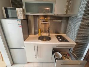 Kuchyň nebo kuchyňský kout v ubytování 上海加特奈斯新时空酒店中山公园店
