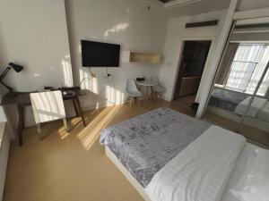 Postel nebo postele na pokoji v ubytování 上海加特奈斯新时空酒店中山公园店