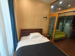 Postel nebo postele na pokoji v ubytování 上海加特奈斯新时空酒店中山公园店