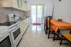 Kuchyň nebo kuchyňský kout v ubytování Apartments Mili