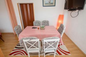 TV a/nebo společenská místnost v ubytování Apartments Mili