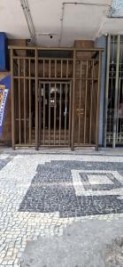 um edifício com portas de vidro à sua frente em RIO BEM-ESTAR CONFORTO e LOCALIZAÇÃO no Rio de Janeiro