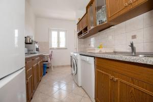 Kuchyň nebo kuchyňský kout v ubytování Apartments Mili