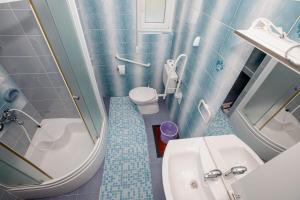 Un baño pequeño con inodoro y lavabo. en Apartments Mili, en Rab 75 fotos más