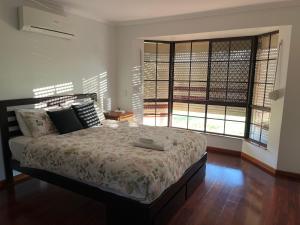 高勒Charming 4BR Retreat near Gawler的一间带窗户的房间里有一张大床的卧室