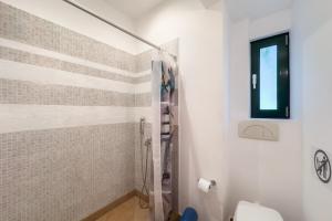 un bagno con doccia e WC di villa with great seaview a Ambelón Altre 34 foto