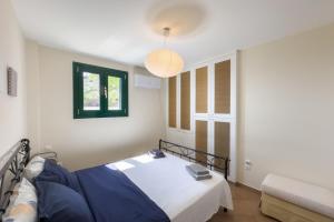 una camera da letto con un letto e una finestra di villa with great seaview a Ambelón